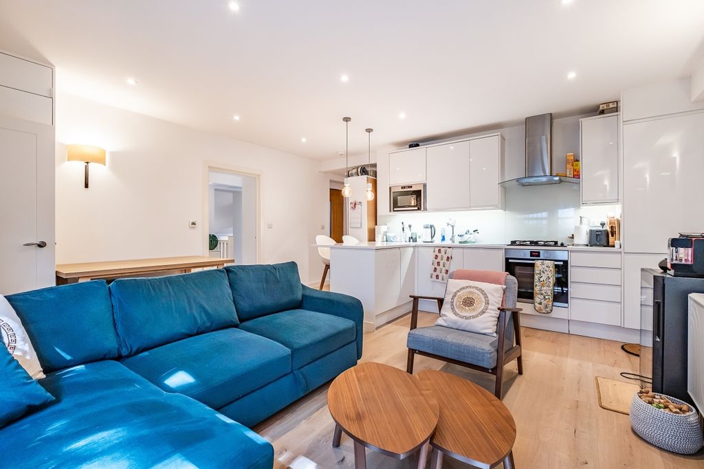 Property photo 3 of 17 Charlwood-Street-04