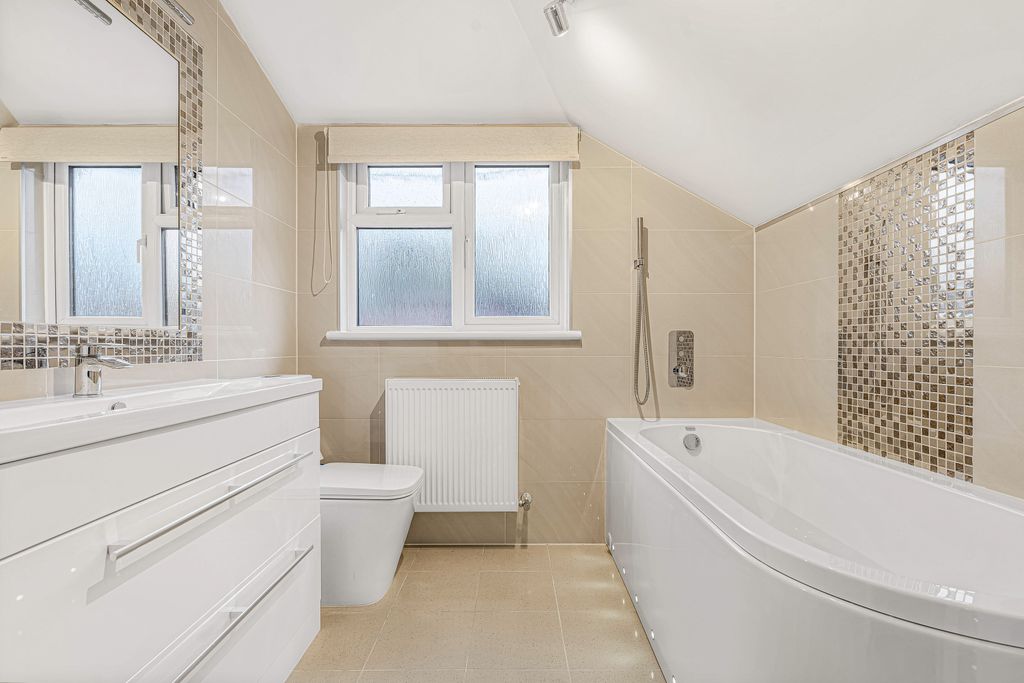 Additional image 13 of 4 bed detached house for saleWillowdale Close, Stroud, Hampshire GU32