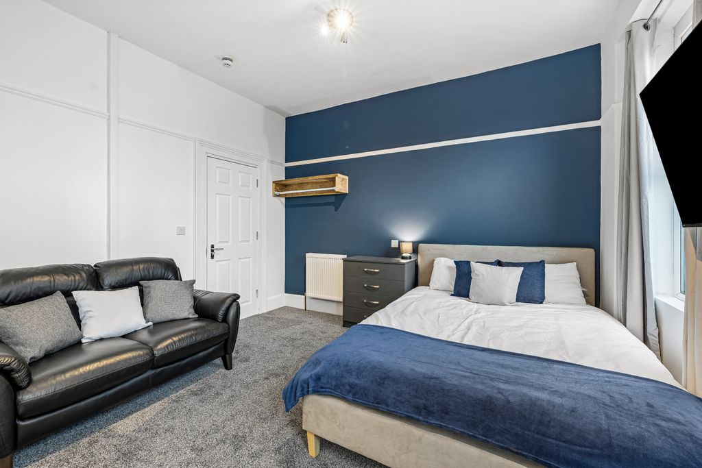 Property photo 2 of 13 0012