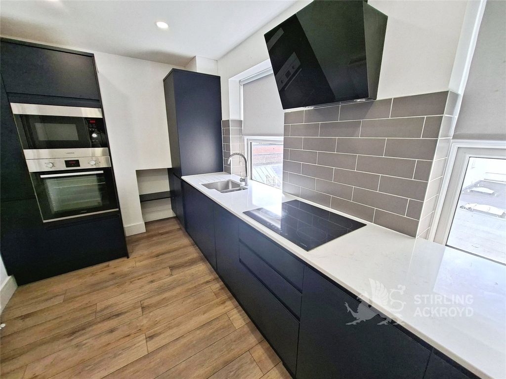 Property photo 2 of 10 Kitchen