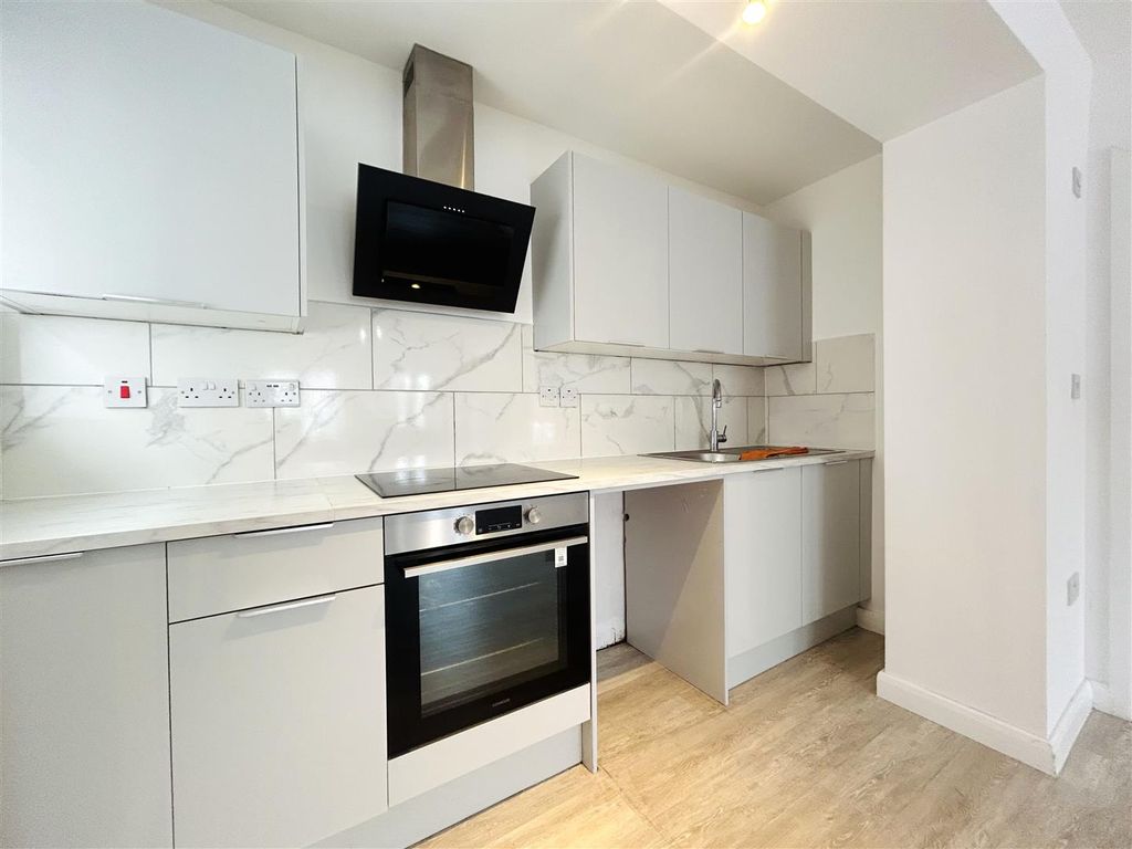 Property photo 3 of 8 Lounge Kitchenette