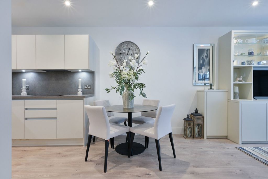 Additional image 4 of 2 bed flat for sale1 Eden Place, Oxted RH8
