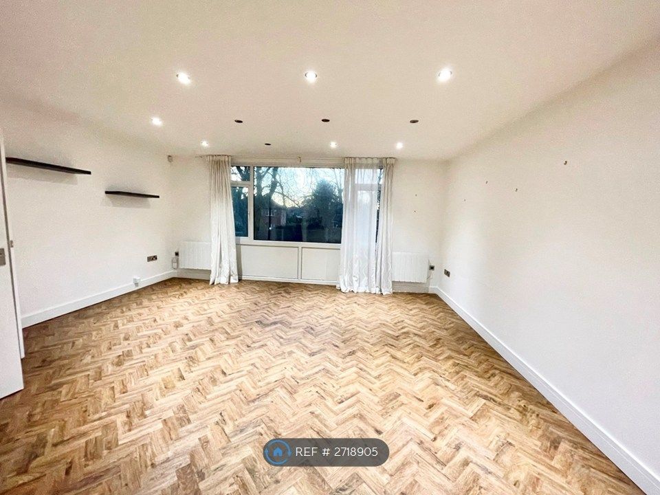 Property photo 3 of 13 Lounge