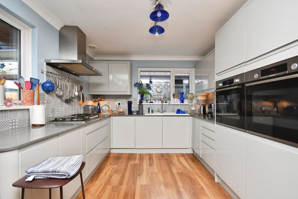 Property photo 2 of 17