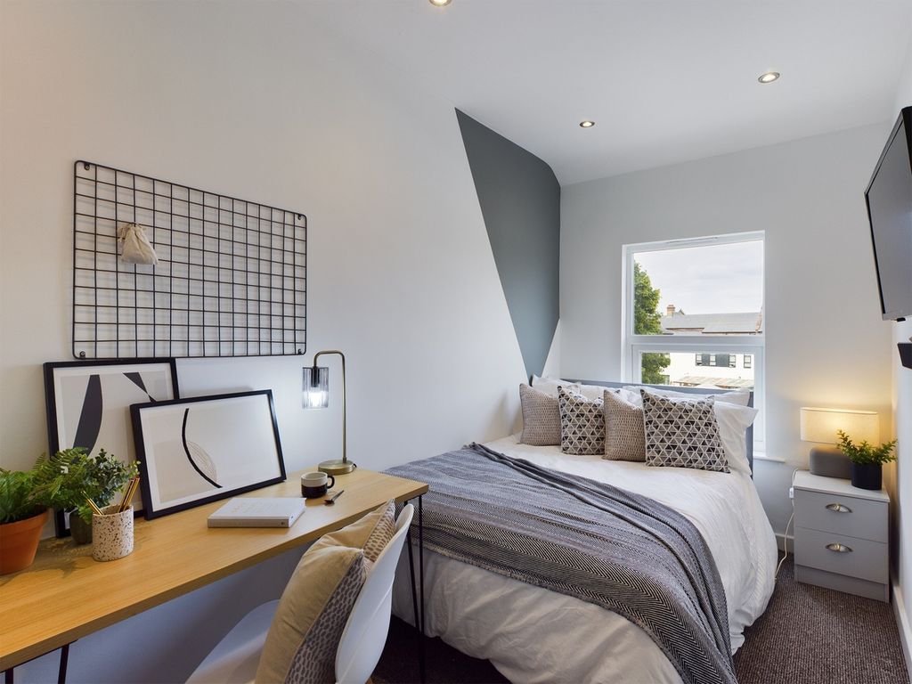 Property photo 2 of 5 A Stylish And Inviting Double Bedroom Featuring A ...