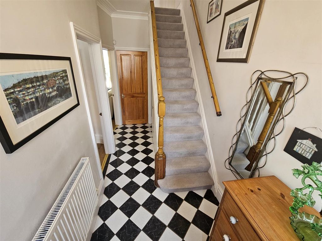 Property photo 2 of 25 Entrance Hall