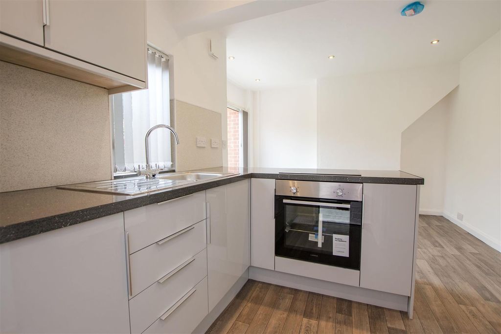 Property photo 3 of 14 Approach