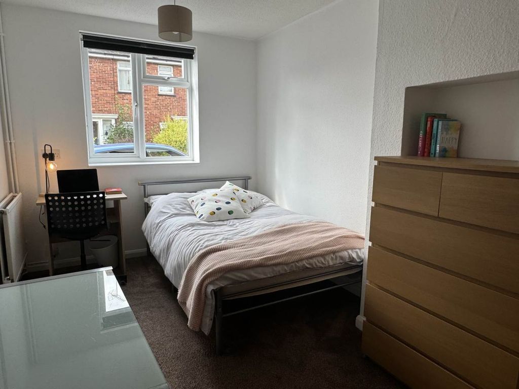 Property photo 3 of 12 Bed 1