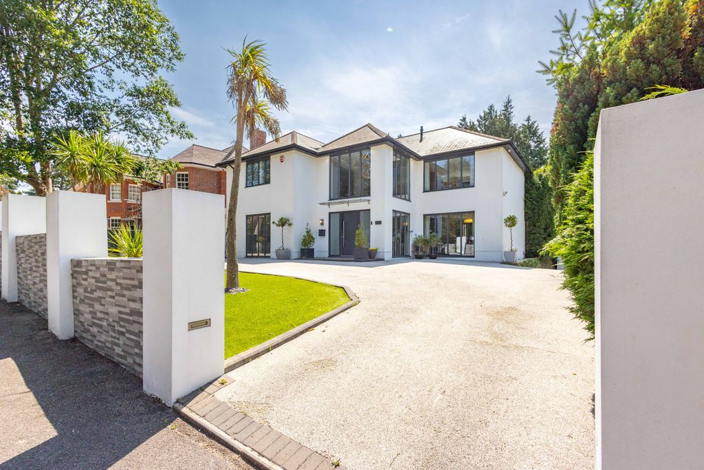 4 bed detached house to rentElgin Road, Talbot Woods, Bournemouth BH4