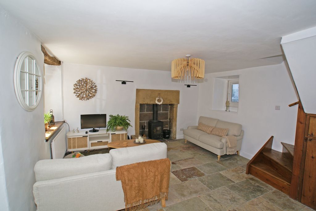 Property photo 2 of 10 Living 1