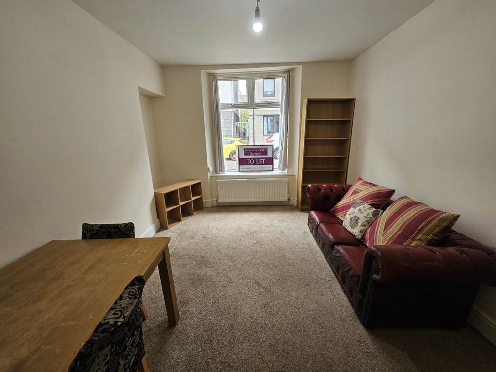 Property photo 3 of 14 Living 2