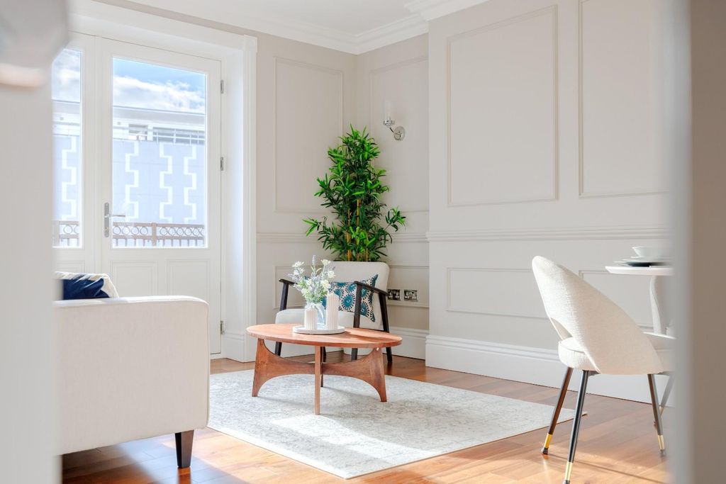 Property photo 3 of 26 Lounge