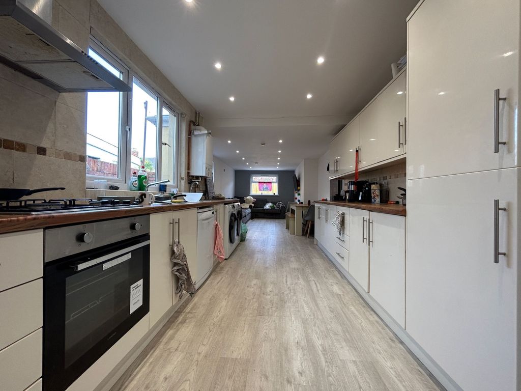 Property photo 3 of 13 E12431c6-c46E-413A-9117-B77cc5A467Eb