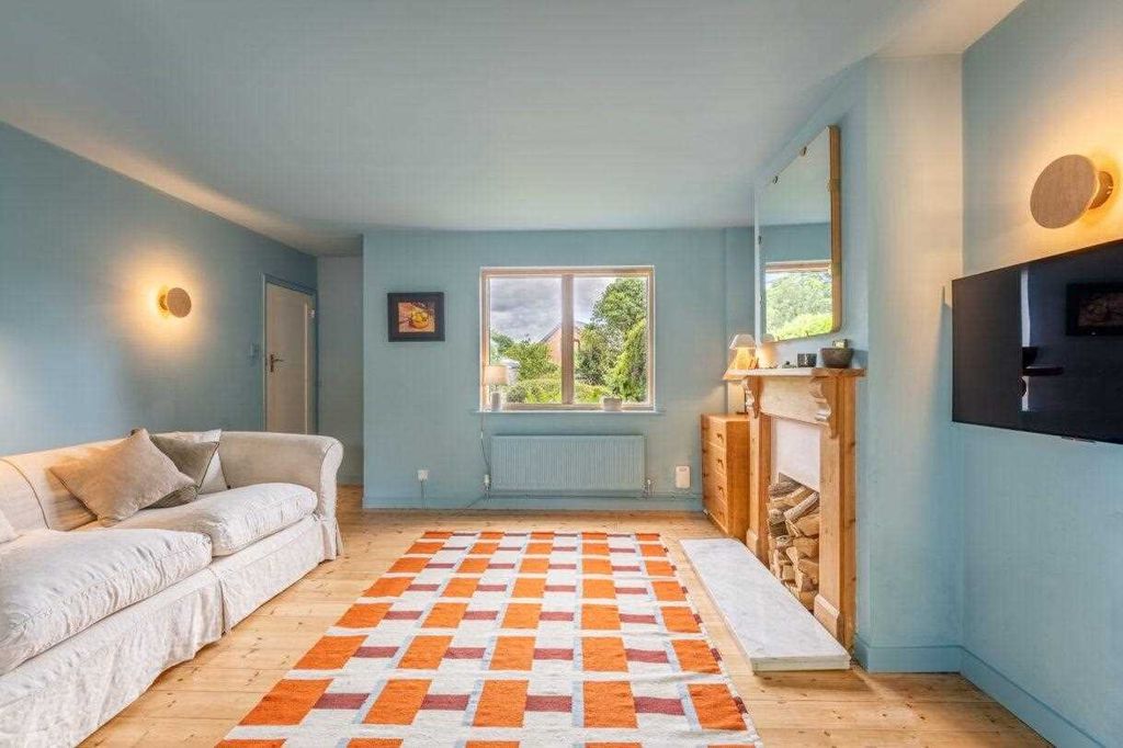 Property photo 3 of 18 Lounge