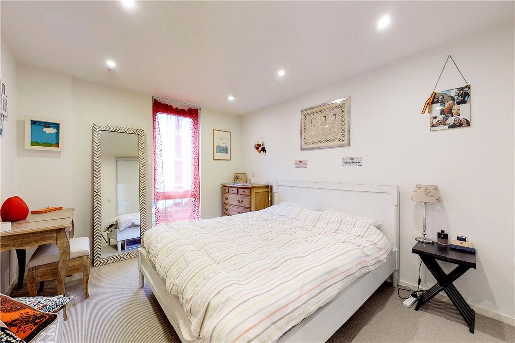 Property photo 3 of 9 Bedroom