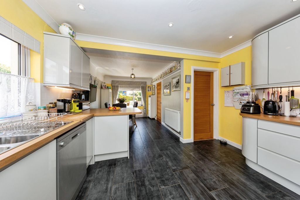 Property photo 2 of 16 Kitchen/Dining Room