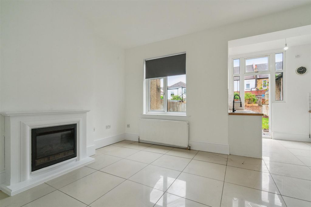 Property photo 3 of 13 10 Melrose Avenue Cr4 2Eg - Reception 2B.Jpg