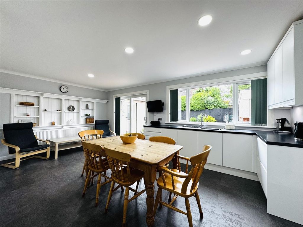 Property photo 3 of 27 Dining/Kitchen