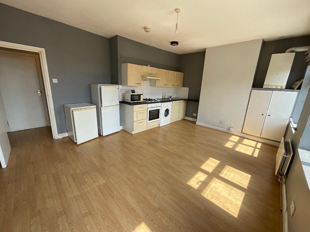 Property photo 3 of 12 Living Room/Kitchen 17'1 x 13'1