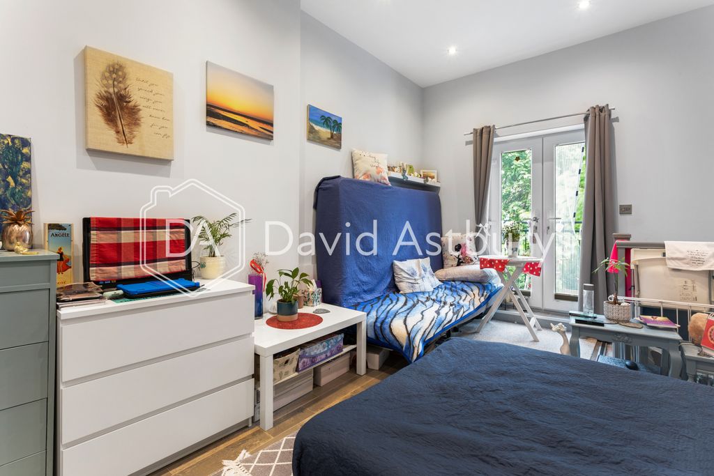 Property photo 2 of 11 230420248_Daisl_Flat C 36 Devonport Road _W12 8Nx_