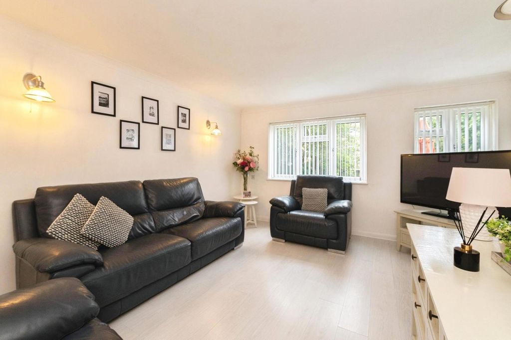 Property photo 3 of 21 Pbox-Img.Jpg