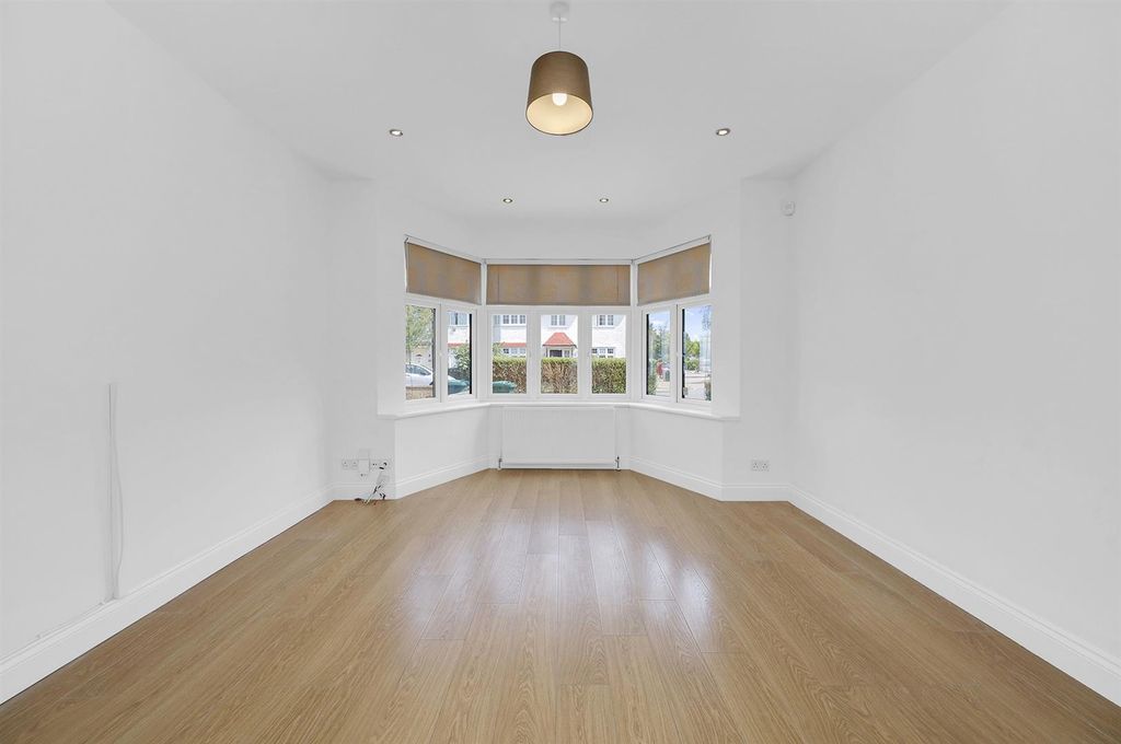 Property photo 2 of 21 Liv2.Jpg