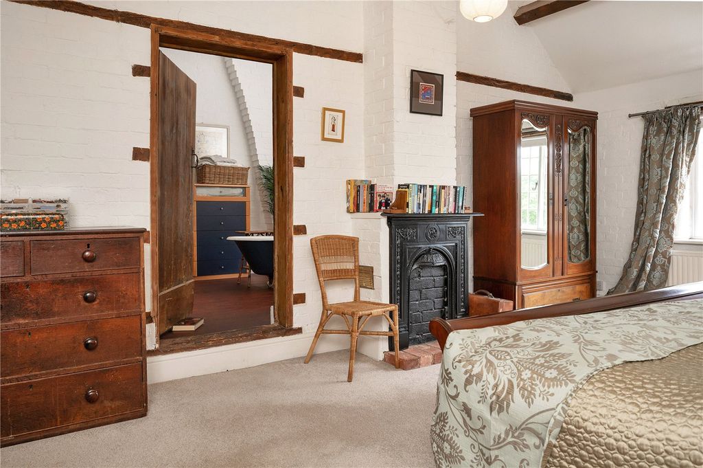 Property photo 3 of 19 Main Bedroom