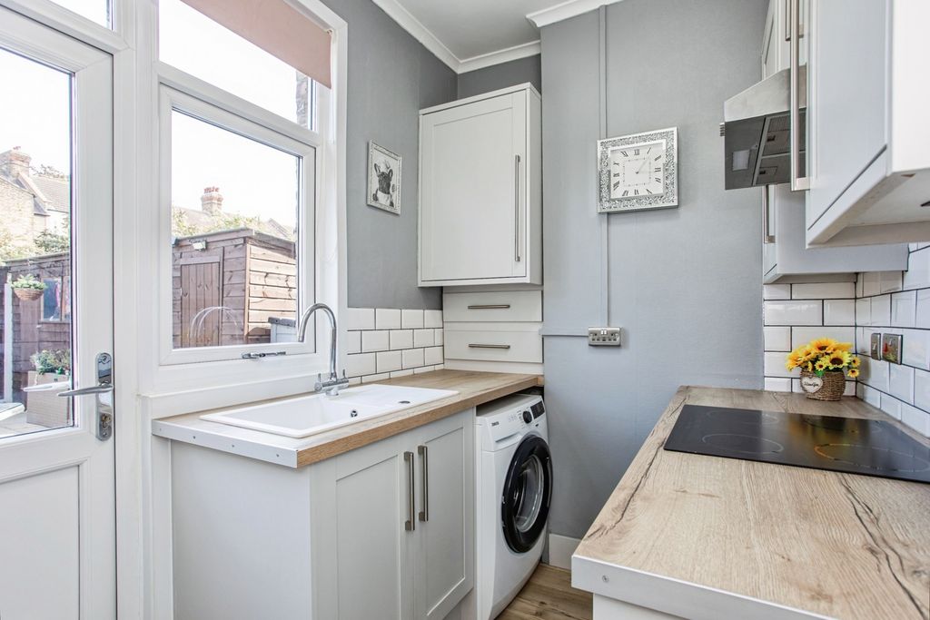 Property photo 3 of 18 Kitchen