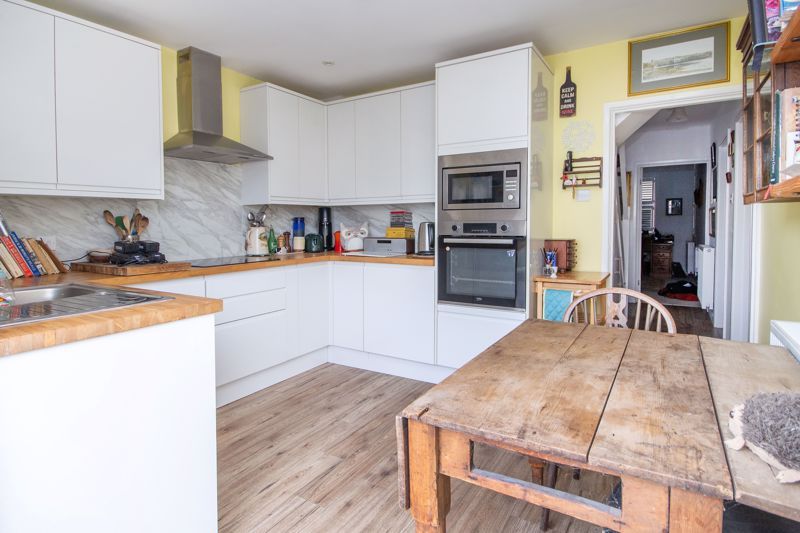 Property photo 2 of 11 Kitchen