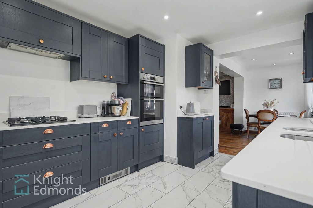 Property photo 3 of 18 Kitchen