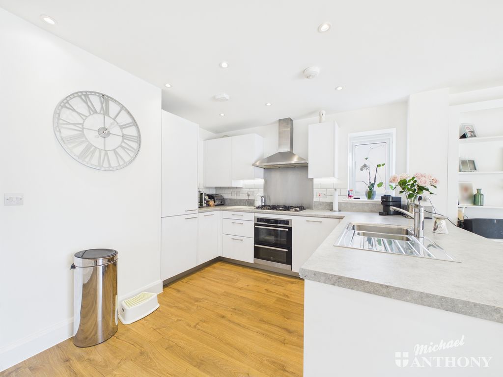 Property photo 2 of 11 Cam02773G0-Pr0415-Still016