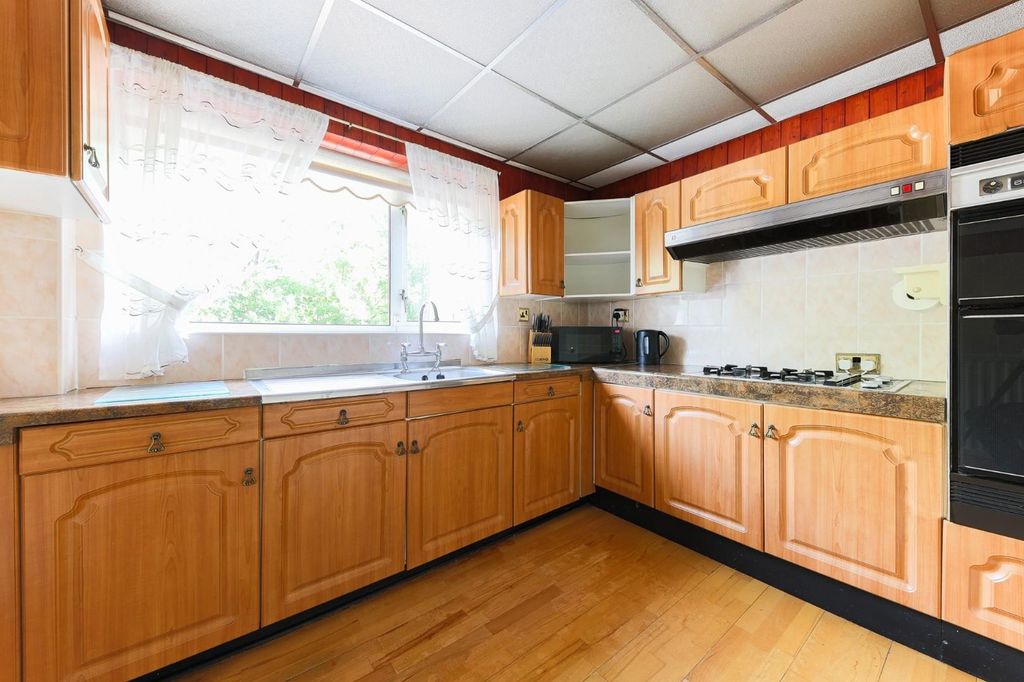 Property photo 3 of 18 Kitchen