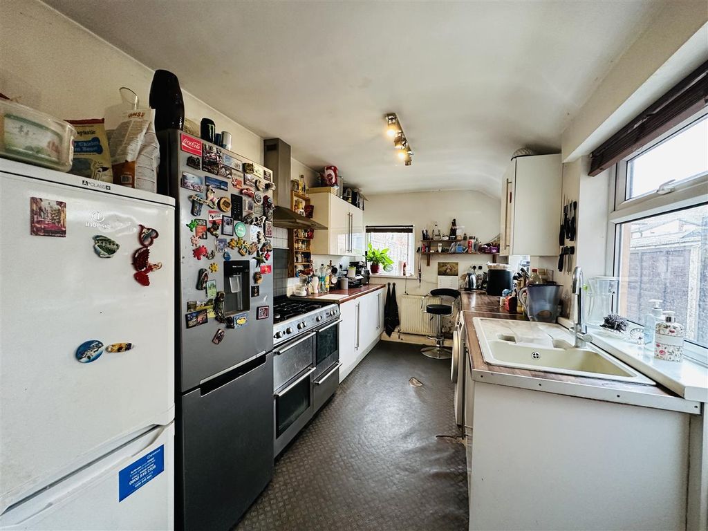 Property photo 3 of 10 Kitchen