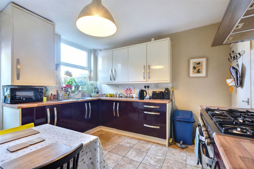 Property photo 2 of 16 Kitchen (2).Jpeg