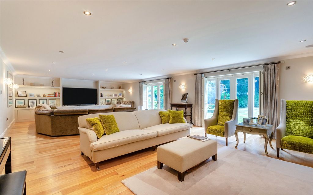 Property photo 3 of 23 Sitting Room