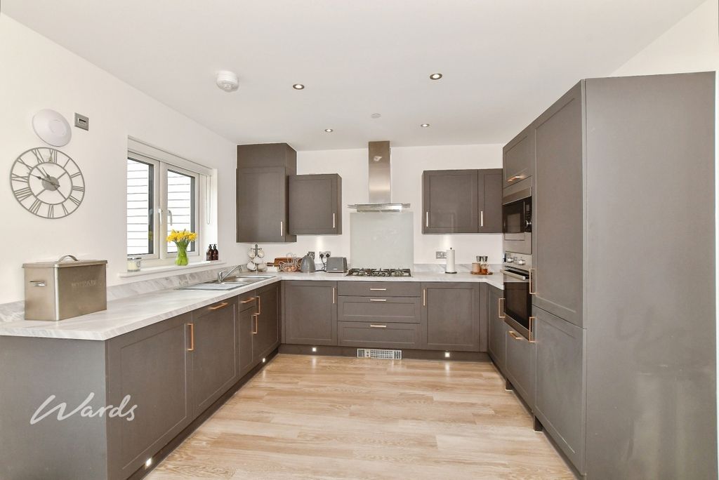 Property photo 3 of 17 Kitchen