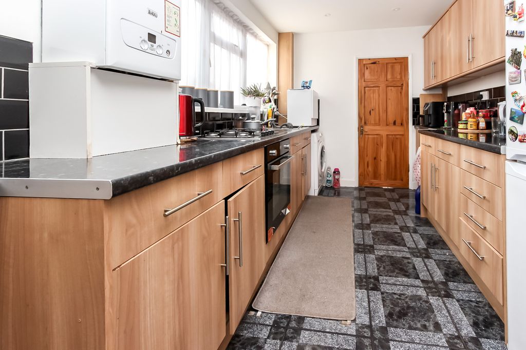 Property photo 3 of 10 Kitchen