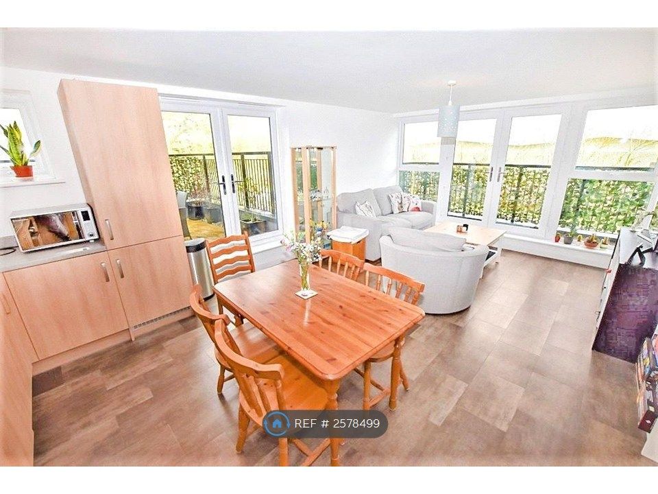 Property photo 3 of 10 Integrated Kitchen