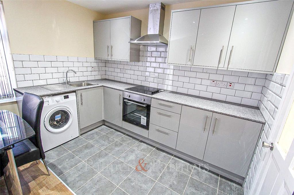 Property photo 2 of 8 Kitchen