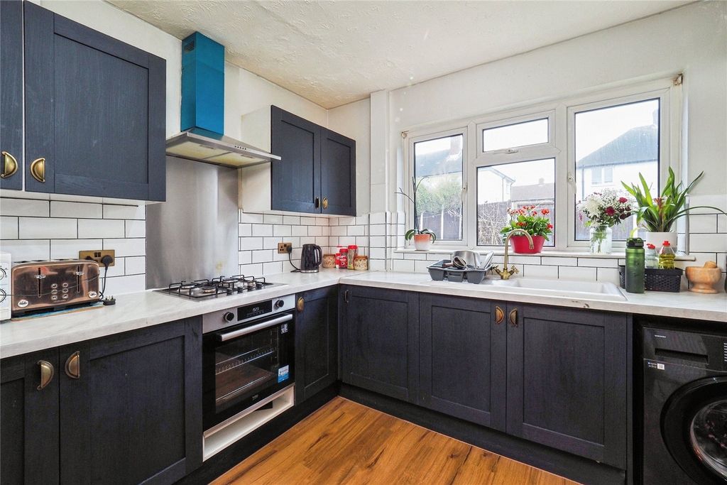 Property photo 2 of 11 Fitted Kitchen