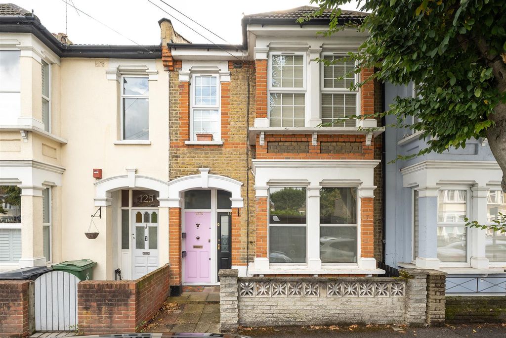 Property photo 1 of 18 Cavendish Drive, E11