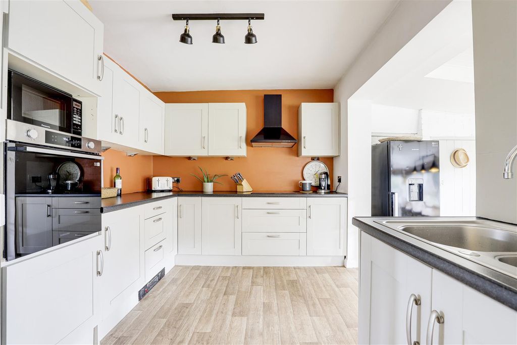 Property photo 3 of 27 11536.Jpg