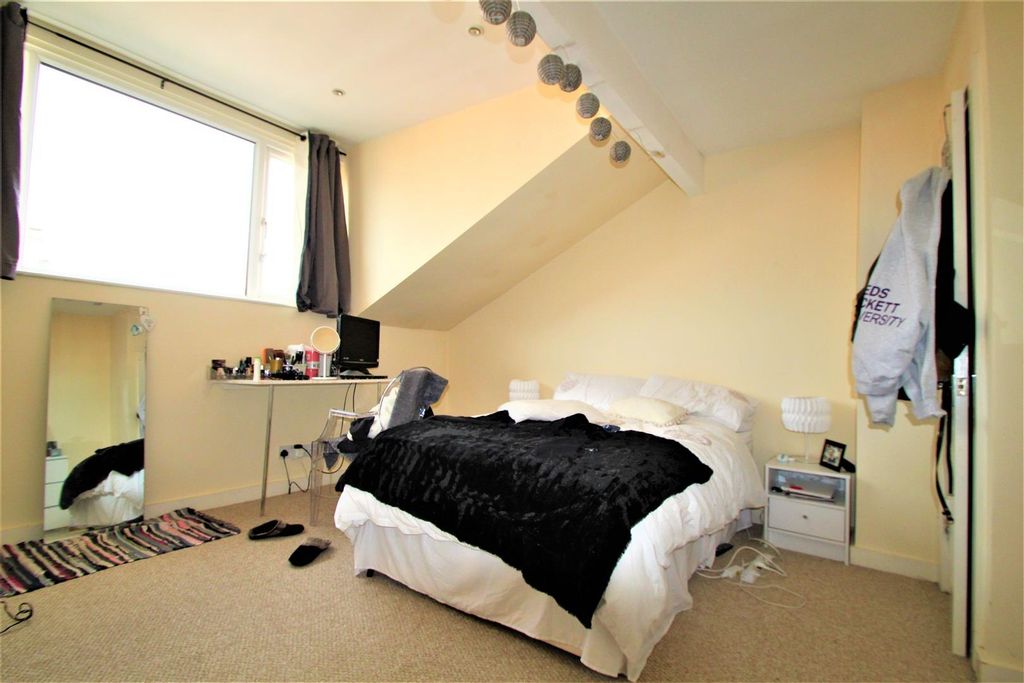 Property photo 2 of 7 Bright Double Bedroom Featuring A Comfortable Doub...