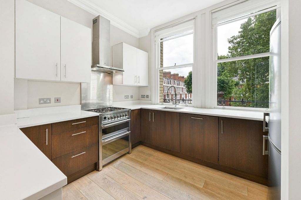 Property photo 3 of 10 Kitchen