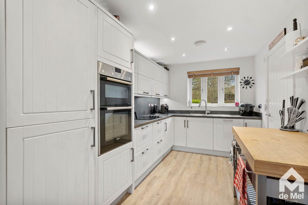 Property photo 3 of 16 Photo 12