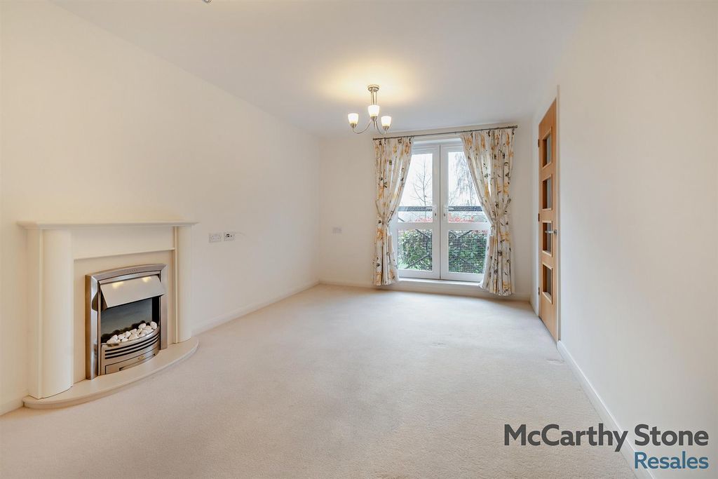 Property photo 3 of 21 Living Room