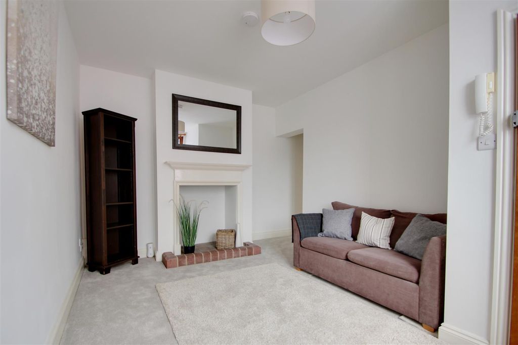 Property photo 2 of 12 Lounge