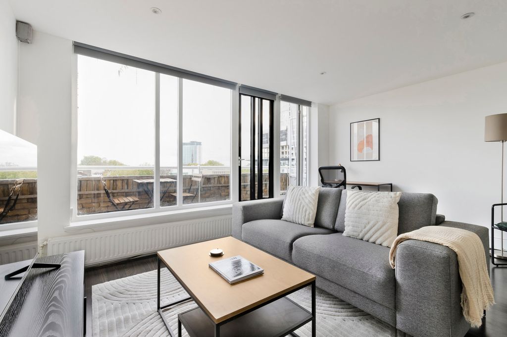 Property photo 1 of 27 Living Room