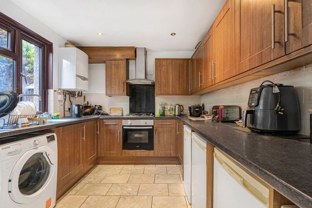 Property photo 3 of 10 Kitchen