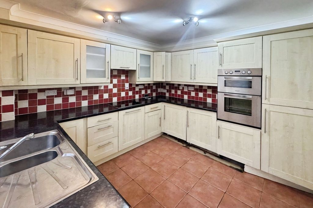 Property photo 2 of 11 Kitchen